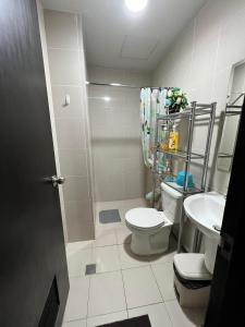 y baño con aseo y lavamanos. en Manhattan Heights TowerB in Araneta Cubao 5mins walk to Smart Araneta, en Manila