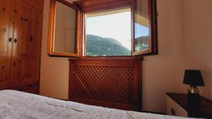Schlafzimmer mit einem Fenster mit Bergblick in der Unterkunft Casa PERLA panoramica 300m dal centro in Tagliacozzo