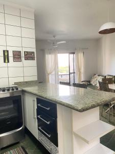 Dapur atau dapur kecil di APARTAMENTO EM BERTIOGA +8 gambar