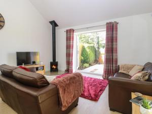 ein Wohnzimmer mit 2 Sofas und einem Kamin in der Unterkunft Beck View in Norwich