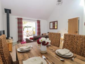 Un comedor con mesa y sillas de madera. en Beck View, en Norwich