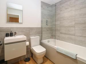 Un baño con inodoro, bañera y lavabo. en Beck View, en Norwich 17 fotos más