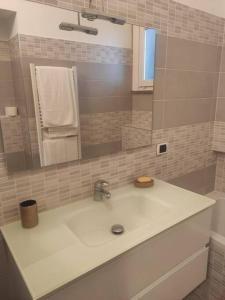 a white bathroom with a sink and a mirror at spazio q16 Quadrilatero Torino in Turin