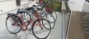 tre biciclette parcheggiate l'una accanto all'altra in un edificio di Manolo Case Vacanza a Monopoli
