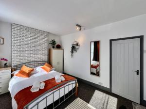 En eller flere senge i et værelse på Clarence House 3 Bedrooms 8min to Station E17 North East London