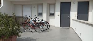 Manolo Case Vacanza في مونوبولي: صف من الدراجات متوقفة أمام المبنى