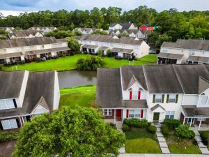 une vue aérienne sur une rangée de maisons dans l'établissement Boho SoCo- 8 mins to Credit One 20 mins to DTWN, à Charleston