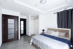 阿克拉Luxury Labone Edge 2-bedroom apartment in Accra - FiveHills homes的一间白色客房内配有一张大床的卧室 更多14张照片