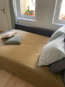 A bed or beds in a room at Tranquillité en centre-ville