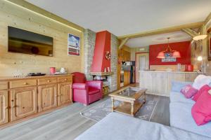 uma sala de estar com um sofá e uma cozinha em CHEVRULS A4 em Morzine
