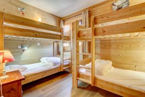 モルジヌにあるCHEVRULS A4のログキャビン内のベッドルーム1室(二段ベッド3組付)
