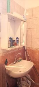 y baño con lavabo blanco y espejo. en House Lorien, en Nyírbogdány