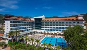 una vista aérea de un hotel con piscina en Letoile Beach Hotel, en Marmaris