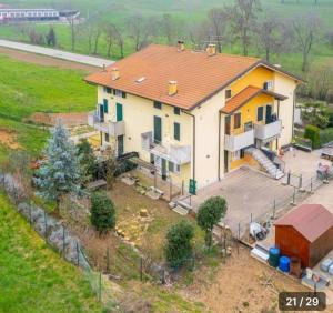 una vista aérea de una casa con patio en CasaBella, 