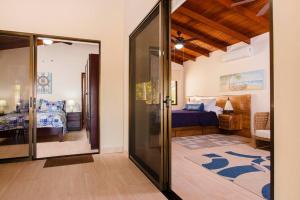 Ένα ή περισσότερα κρεβάτια σε δωμάτιο στο Perfect Ocean Hideaway!!!