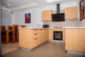 Kuchyň nebo kuchyňský kout v ubytování Njakaimba Beachfront Villa.