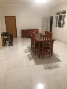 jadalnia ze stołem i krzesłami w obiekcie Hostel Vo Mariana w mieście Goiânia