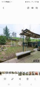 una mesa de picnic con un dosel en un parque en CasaBella, 