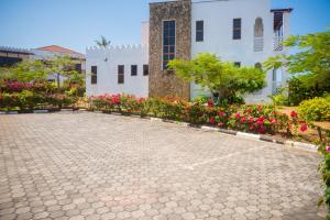 Zahrada ubytování Njakaimba Beachfront Villa.