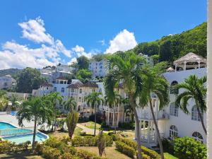 een uitzicht op het hotel en het resort bij Ivory Tower Ocho Rios in Ocho Rios