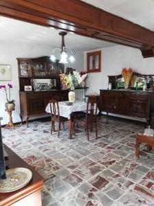 - un salon avec une table et des chaises dans l'établissement La casetta di Pio, à Fresonara
