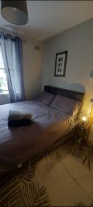 een groot bed in een slaapkamer met een raam bij Townhouse Wexford in Wexford