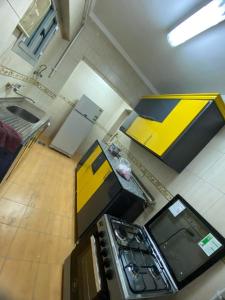 - une vue sur la cuisine dotée de comptoirs jaunes dans l'établissement شقة 9 شارع الصفاء / طه حسين / النزهة الجديدة, au Caire