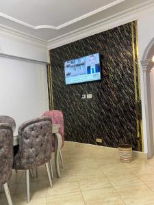 une chambre avec des chaises et un paravent dans l'établissement شقة 9 شارع الصفاء / طه حسين / النزهة الجديدة, au Caire