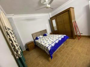- une chambre avec un lit et un ventilateur de plafond dans l'établissement شقة 9 شارع الصفاء / طه حسين / النزهة الجديدة, au Caire