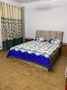 - une chambre avec un lit doté de draps bleus et d'oreillers bleus dans l'établissement شقة 9 شارع الصفاء / طه حسين / النزهة الجديدة, au Caire