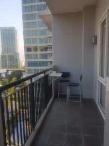 un balcone con scrivania e sedia su un edificio di Comfy Casa a Giacarta
