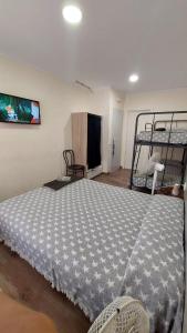 1 dormitorio con 1 cama y 2 literas en Pension Suiza, en Reus