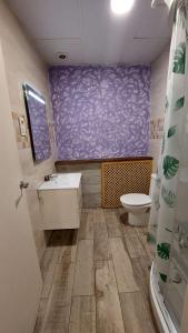 La salle de bains est pourvue d'un lavabo et de toilettes. dans l'établissement Pension Suiza, à Reus