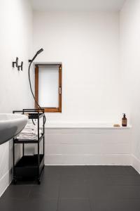 Baño blanco con lavabo y espejo en Dom Górski 878 mnpm, en Zakopane