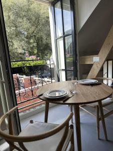 a table and chairs in a room with a balcony at Luxe Loft in Historisch Pand in Walstraat Deventer in Deventer