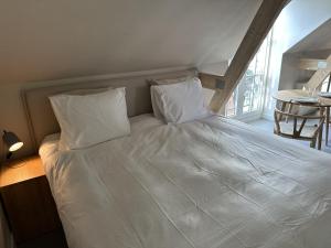 Postel nebo postele na pokoji v ubytování Luxe Loft in Historisch Pand in Walstraat Deventer