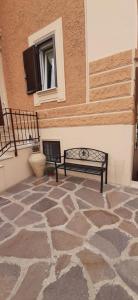 ローマにあるAlessandro Luxury Home Romeの石造りの床に座るベンチ