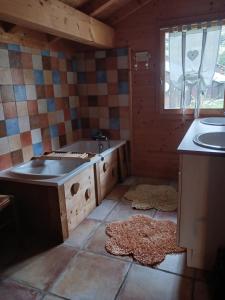 baño con lavabo y 2 lavabos en una habitación en crostet du poele en Hauteluce