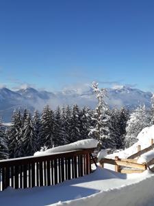 A general mountain view or a mountain view taken from a vidéki vendégházakat