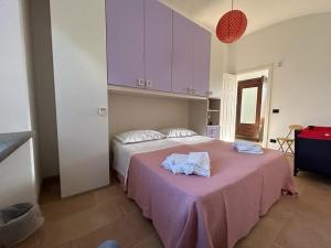 een slaapkamer met een groot bed en paarse kasten bij La Marchesa in Magliano Alfieri