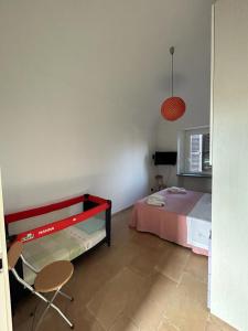 een slaapkamer met een bed, een stoel en een tafel bij La Marchesa in Magliano Alfieri