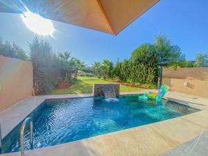 マラケシュにあるArgan Golf Villa 4-bed Marrakechの- おもちゃを中心に置いたスイミングプール