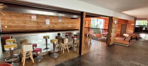 Una barra con taburetes en el medio de una habitación. en Vue exceptionnelle T2 Saint Lary soulan, 4 personnes, en Saint-Lary-Soulan 6 fotos más