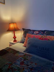 Кровать или кровати в номере Flowers By Yasmine Trouville