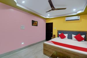加爾各答的住宿－Hotel Mahal And Restaurant Kanchrapara，一间卧室配有一张床和吊扇