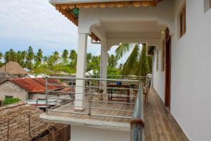 un balcón de una casa con vistas al océano en Pamoja Beach Stays Hotel in Jambiani, en Jambiani
