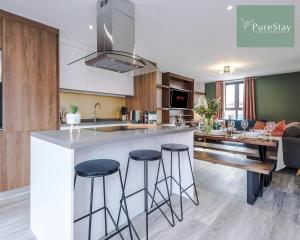 Η κουζίνα ή μικρή κουζίνα στο Stunning Five Bedroom House By PureStay Short Lets & Serviced Accommodation Manchester With Free Parking