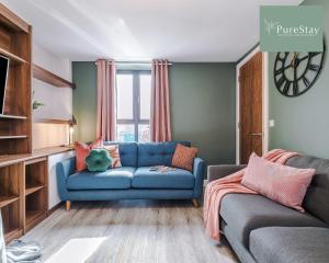 Et sittehjørne på Stunning Five Bedroom House By PureStay Short Lets & Serviced Accommodation Manchester With Free Parking