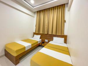 Un pat sau paturi într-o cameră la Hari Om Residency