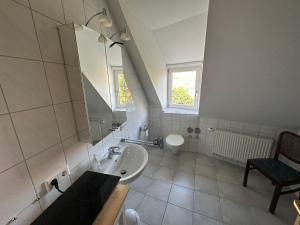 a bathroom with a sink and a mirror at Mitten in Detmold mit schönem Ausblick in Detmold